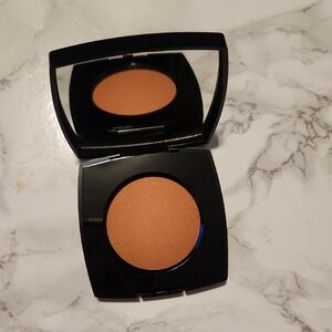 Chanel joues contraste intense in Beige eclatant